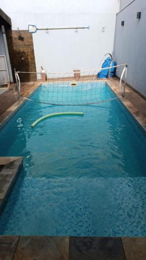 Casa de festa espaçosa com piscina aquecida